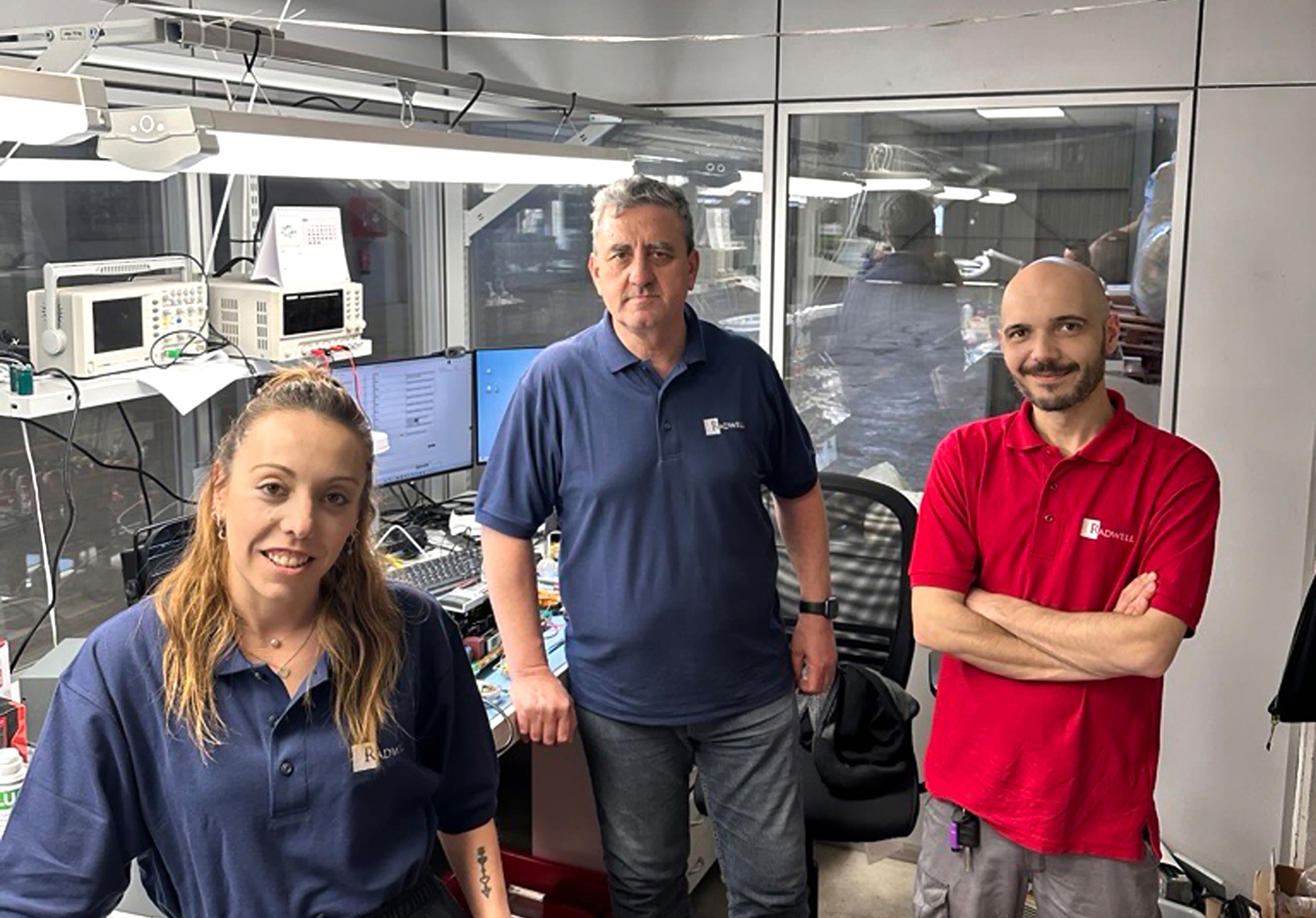Radwell International ha ampliado el equipo de sus instalaciones de Paterna, Valencia, con tres nuevos nombramientos de alto nivel: Carmina Manzo Cusi (Ingeniera Técnica Industrial), Antonio de Frutos Turel (Ingeniero de Reparaciones), Jorge Cantos (Ingeniero de Reparaciones) (de izquierda a derecha) <i>(Fuente: Radwell International)</i>