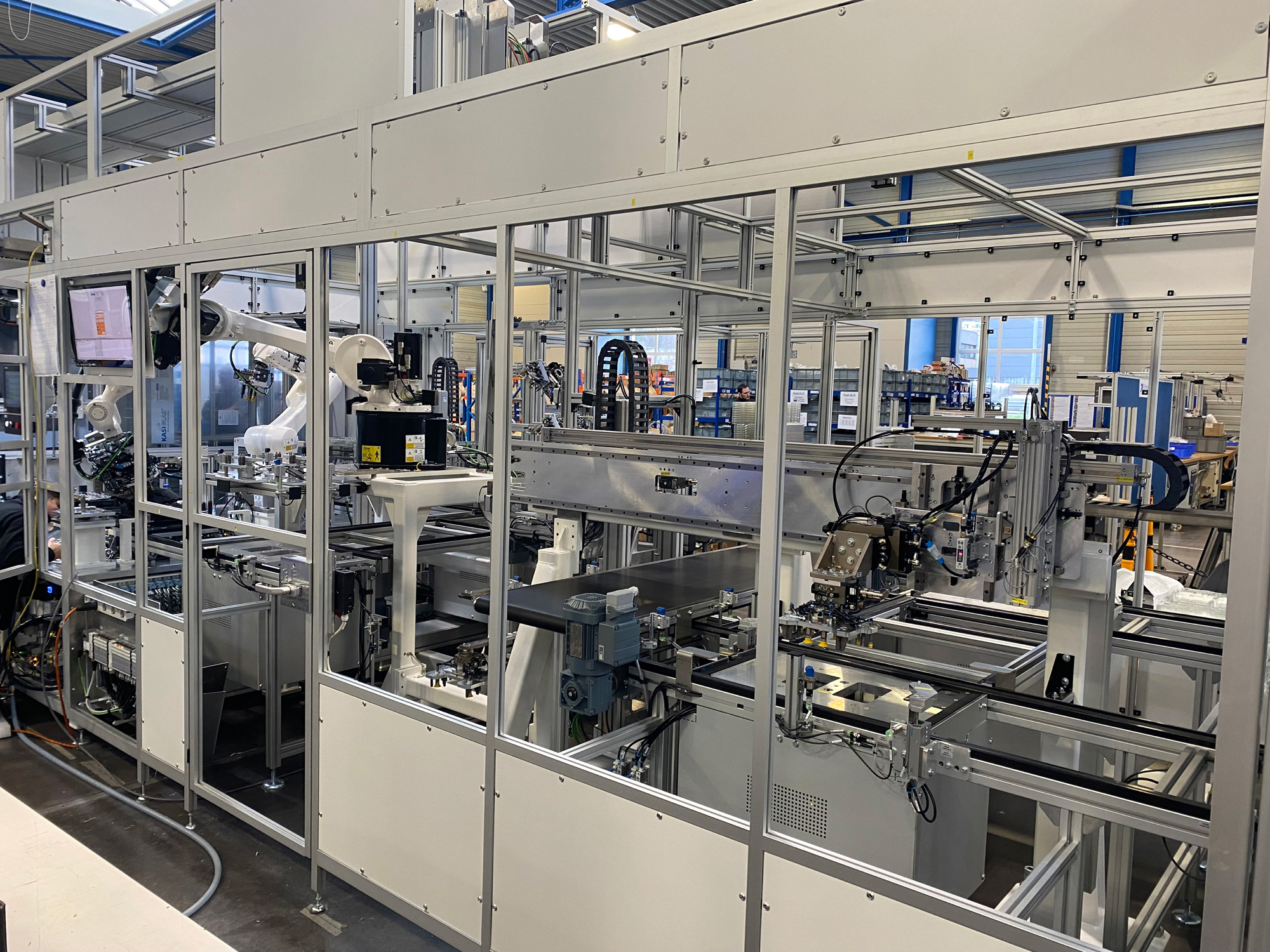 Montagelinie für Automobildisplays: Übergabeposition zwischen Loop 1 und Loop 2 und Inbetriebnahme-Phase der Linie <i>(Bildquelle: Schnaithmann Maschinenbau GmbH)</i>