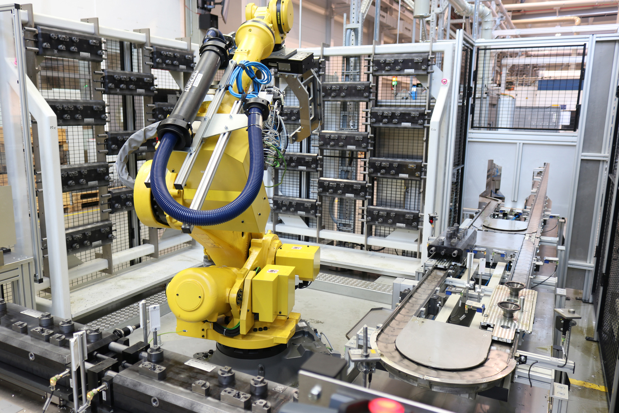 Roboterzelle mit Bandsystem und Pufferregalen zur Abkühlung und Ablage der Bauteile <i>(Bildquelle: Schnaithmann)</i>