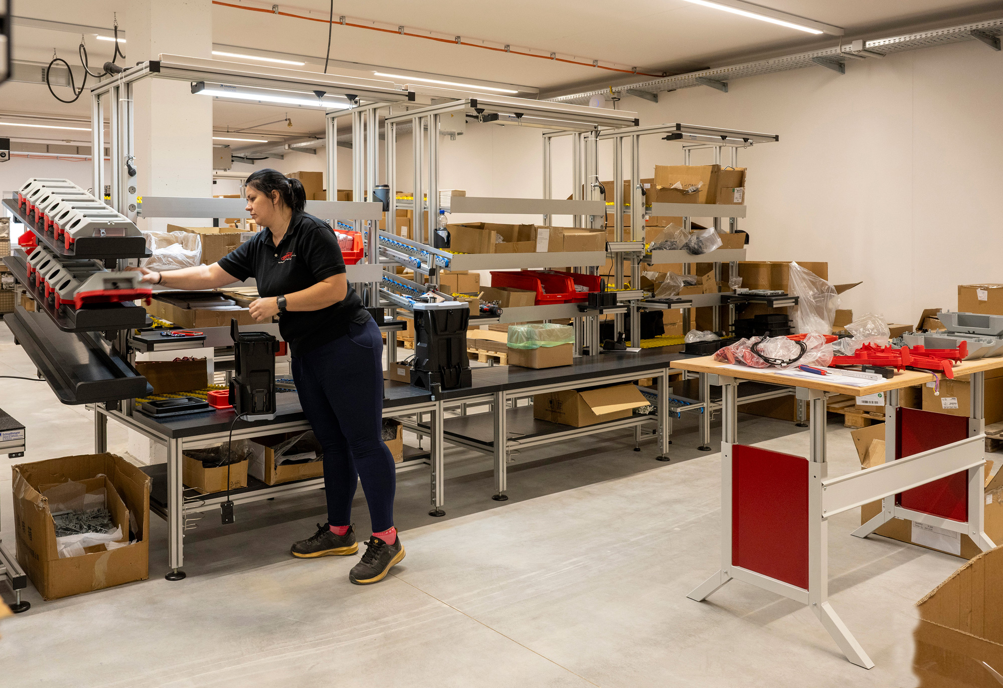 Manuelle Montagelinie von Schnaithmann für Rucksacksauger von Sprintus <i>(Bildquelle: Schnaithmann Maschinenbau GmbH)</i>