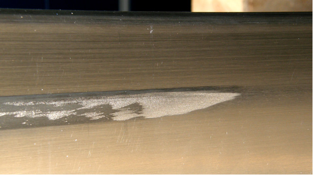 Rysy ślizgowe w kształcie strzałek lub rombów na bieżniach łożyska nieoksydowanego